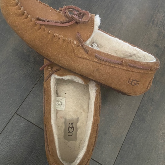 Ugg size 8 Dakota moccasins - Picture 2 of 4
